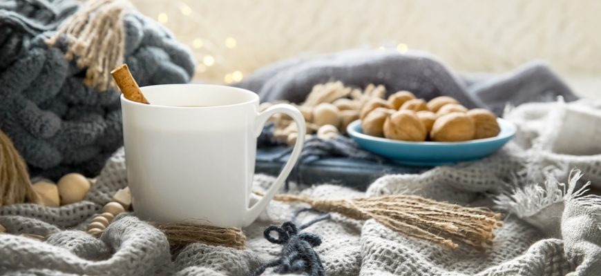 Scandinavian,Style,Cozy,Morning,With,Some,Knitted,Blankets,,Cacao,Mug,