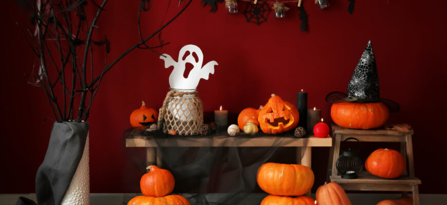 Creative,Decorations,For,Halloween,Party,Near,Color,Wall